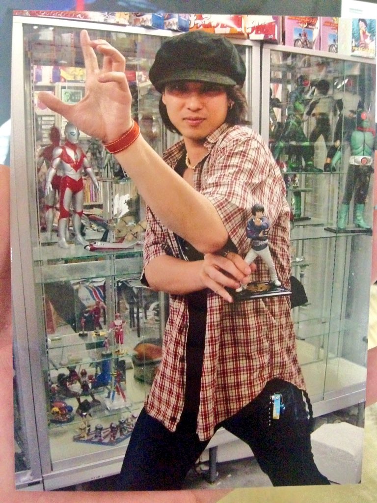 バグズ ライフ2 特典として 東條悟役を演じた俳優 高槻純さんの生写真も入っていました タイガへの変身ポーズを決めつつ右手に持っているのは カードデッキではなく自身の完成品フィギュアです バグズ ライフ2 特典として 東條悟役を演じた俳優 高槻純さんの生写真も入っていました タイガへの変身ポーズを決めつつ右手に持っているのは カードデッキではなく自身の完成品フィギュアです