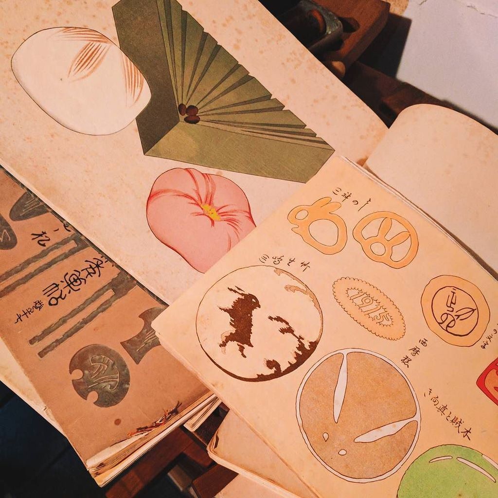 1915年の和菓子デザイン！栗カステラを買って帰ろうとしたら、「ちょい待って、裏側を見せますから！」と言ってくれた店のおじさんに感謝！ ift.tt/2i2kMQg