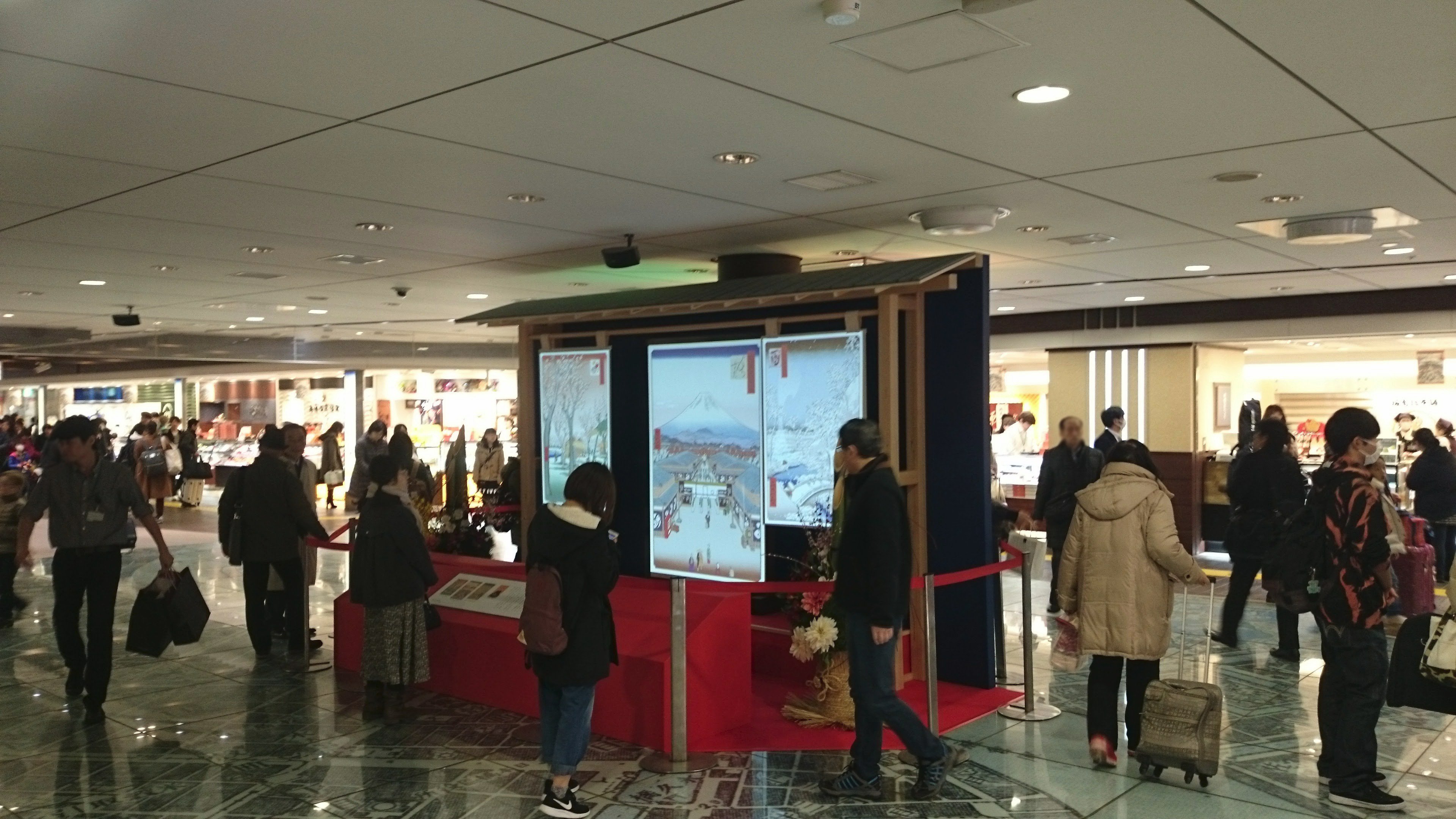 瀬川三十七 さあ東京駅です 12 26 月 から1 9 月 まで東京駅の改札内 銀の鈴広場 で動く浮世絵東京駅グランスタバージョンが展示されてます 5分間の長尺 いろいろ細かい でかい映像なので これは実際に観に行くしかありませんね 動く浮世絵