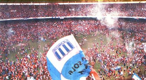1903Academia's tweet photo. Aquel título de 2001 logró un hecho sin precedentes en la historia del fútbol: un mismo equipo llenando dos estadios a la misma hora. https://t.co/vbaYv9Ywnh