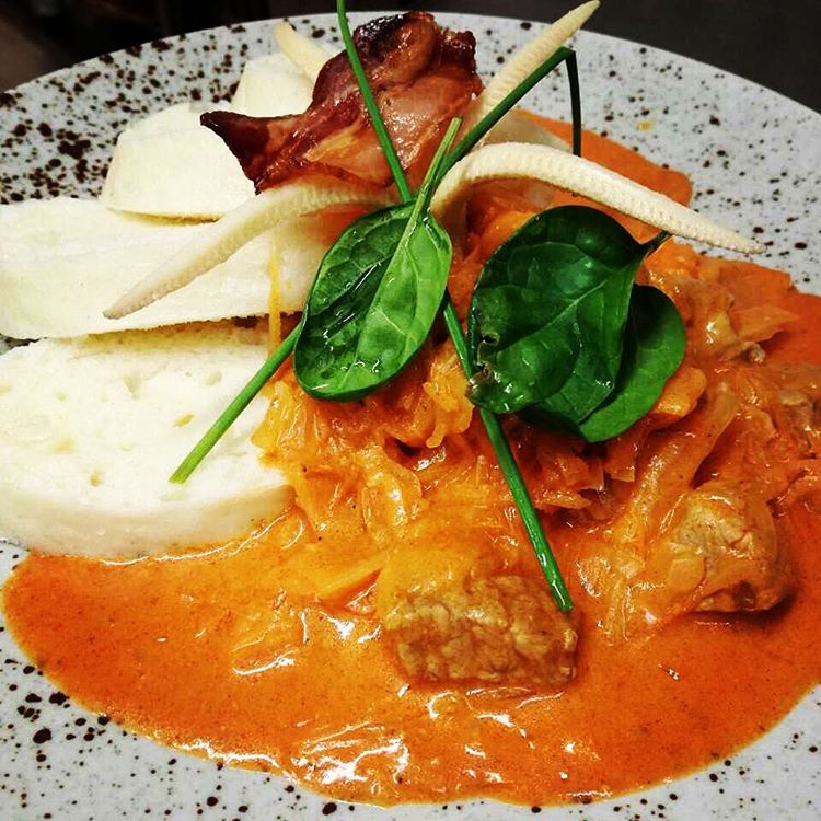 CrocusHotel's tweet photo. Ten moment, kedy aj moderná gastronómia musí ustúpiť... 😀 Pozývame na výborný segedín po prechádzke! #hotelcrocus #strbskepleso https://t.co/RM5BwPCza5