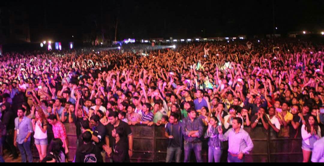 ShankarEhsanLoy's tweet photo. Thank you so much @iitb_moodi... You guys were simply amazing! #giglife #collegefest #concert
@Shankar_Live @EhsaanNoorani @loy_mendonsa https://t.co/QKLqxSykyg