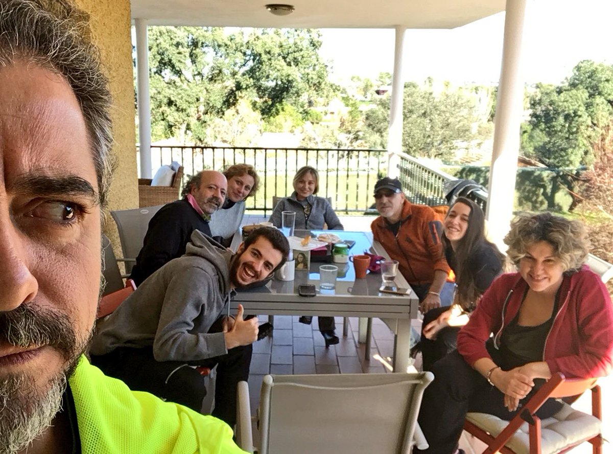 JuanOchoaVela's tweet photo. ¿Dónde estará @RAPHAELartista? @_Mar_Barrera @Rociriber @ELENAGP76 Yolanda @Villenenrique @manueltallafe @bertobang #EspecialNavidad https://t.co/5rKAu9KsuB