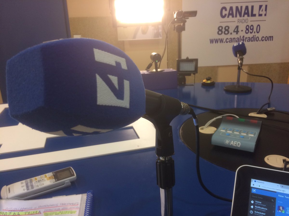 PauFerragut's tweet photo. Xerren elles reivindicant l'esport femení a @Canal4Radio:
@piliespadas
#ReginaGómez
@patriciasoler14
@theneonangel
#JMVidal
#NúriaLlabrés https://t.co/J3naERgUBS