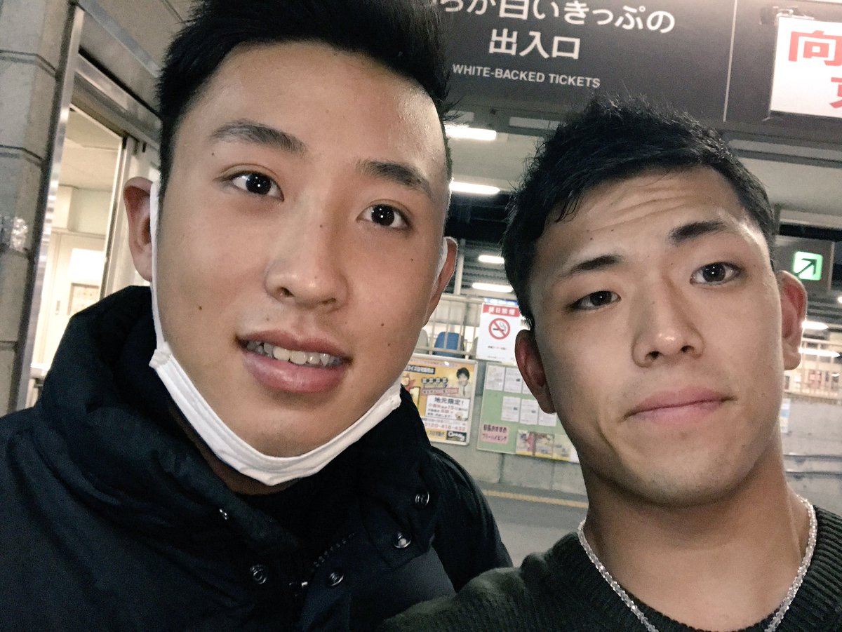 krbaseball910's tweet photo. 帰り際に。
皆んなで写真撮った後に近づいて来たから写真とったら
『Twitterね😘』
だってさ笑笑

最後まだ忘れ物だれけでアホやったな笑笑
ってことで今日の『藤平』っす😁✌🏿 https://t.co/qd4y1ukDDd