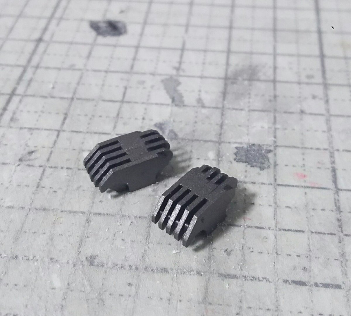 下田重工業 Smdhvyindstry パンの袋の留め具では オーソドックスなフィンディテール しいたけ も作れます ただ 0 8mm厚なので 通常のhgではかなり大味になってしまいます でもデンドロビウムにはちょうどいい 笑 なお パンの袋の留め具の正式名称は