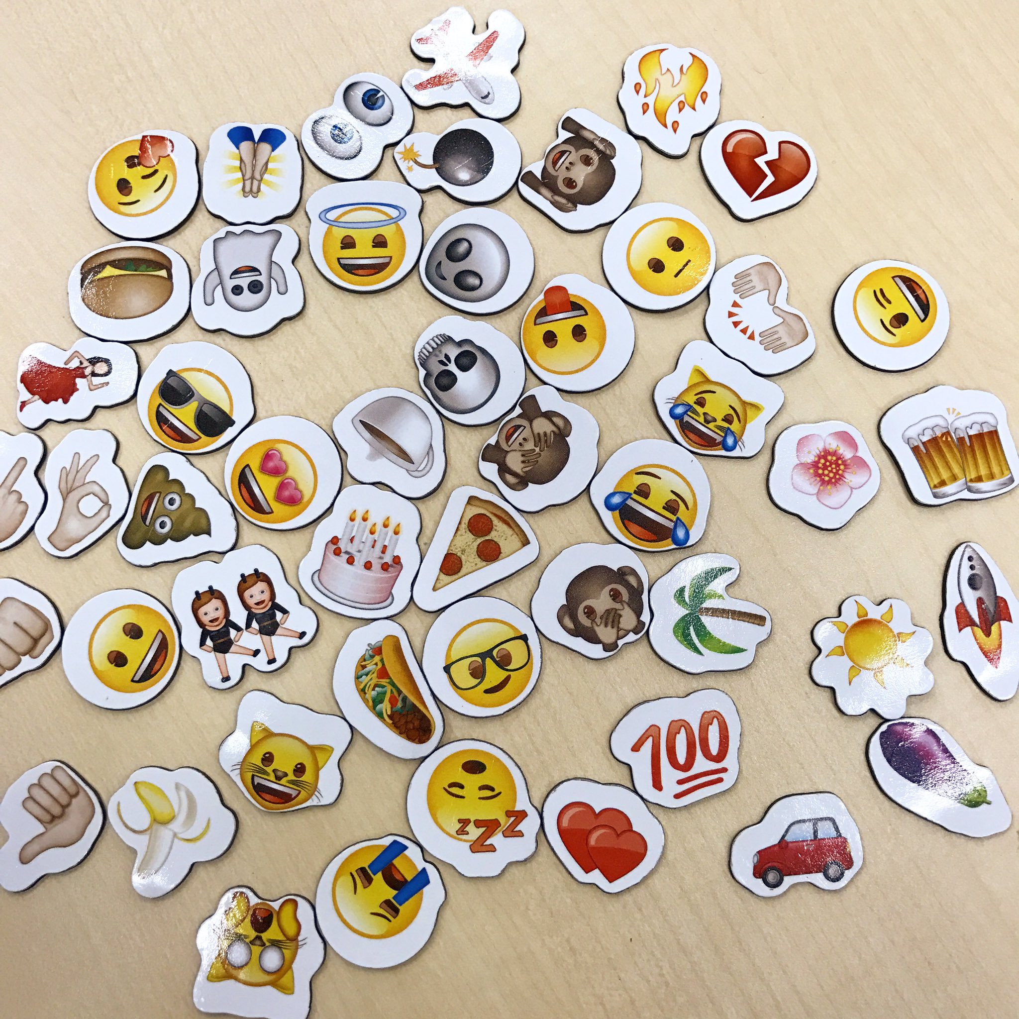 くりたしげたか Re ニコニコ代表の人 Twitterren 明日からニューヨークに絵文字を見に行くけど 今日ニューヨーク土産に絵文字グッズもらったw C 入ってオフィシャルと銘打ってるけど ちゃんとappleかappleのデザイナーにお金入るんだろうか いいなあ 絵文字