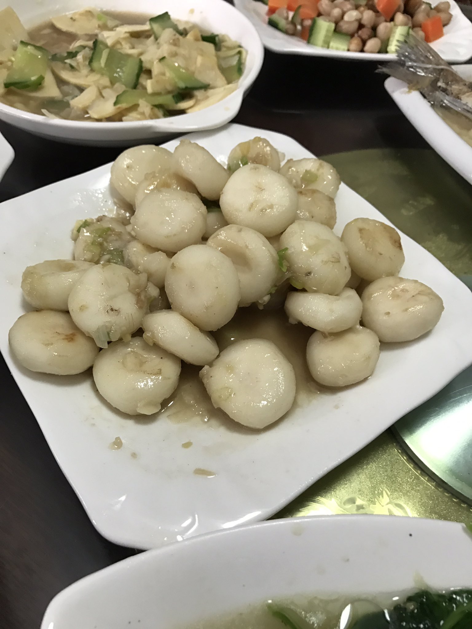 Chihiro Wada 本日のお昼ご飯はパートナー事務所の食堂で中華をいただく お味の方も薄味に作ってくれた ようでなかなかの美味 このユリ根とも里芋とも見える白い丸い食べ物は馬蹄 Biqi と言う中国野菜で日本には無いものらしい シャキッとした食感で