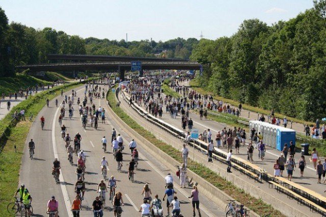 BromontBiking's tweet photo. Mientras tanto, en Alemania... 😉🚲
#bicicletas por el mundo https://t.co/TnrTkMM8qi https://t.co/7jr4xNwdYT
