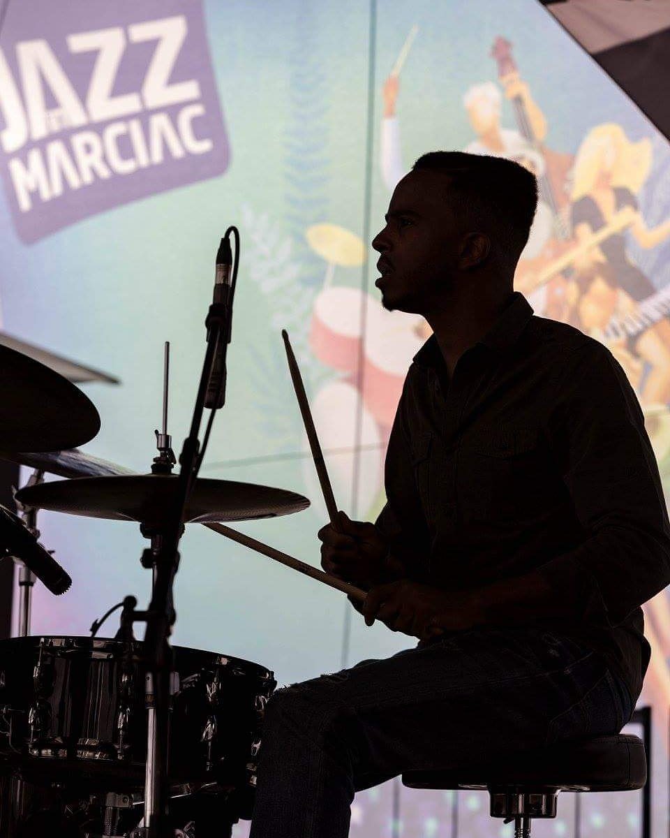 ArnaudDolmen's tweet photo. 🌓.
Souvenir de @jazz_in_marciac
#jazzinmarciac #JIM2016 #jazz #drums #drummer https://t.co/S7ZWtkZwgb