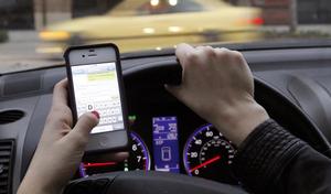 Viaautomobile's tweet photo. Un mode "voiture" pour vos Smartphone, pour ou contre? (via @Caradisiac ) #automobile #sécurité #smartphone https://t.co/0D6kLHAvWD https://t.co/4QCfsgqelm