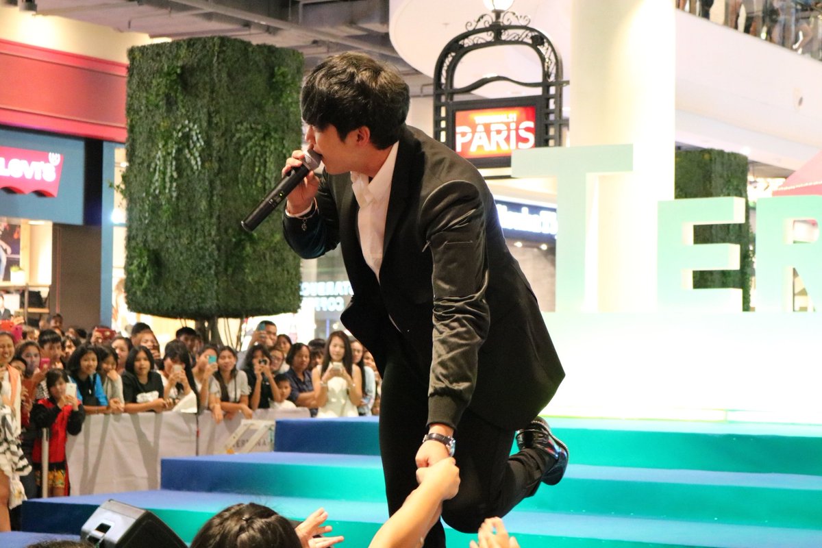 MINTINTHEROOMKS's tweet photo. ในส่วนของ stepการจับมือของKS ✋✋✋ #25DEC2016🐼 #KANGSOMKS #Terminal21Korat #MITRKS https://t.co/wUpA5486Cx