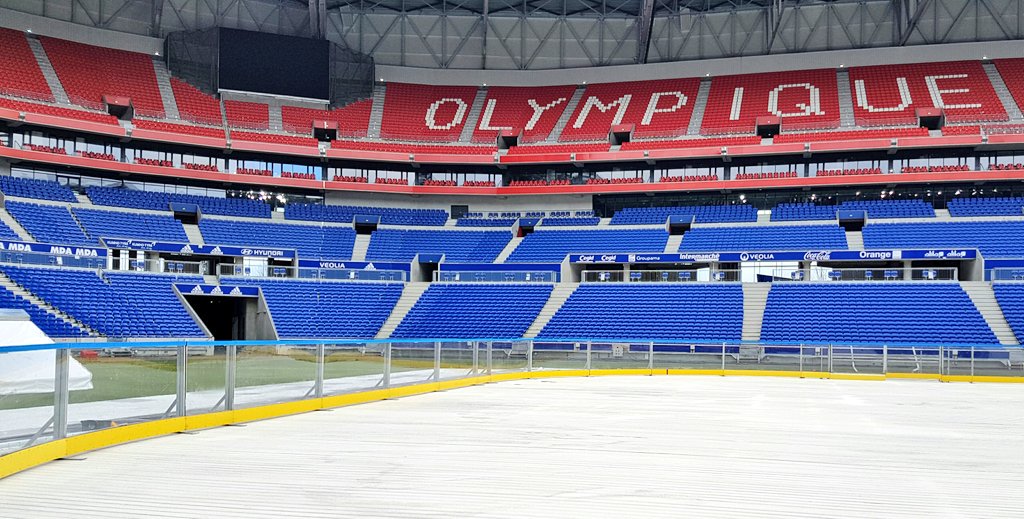 La patinoire prend forme à 3 jours du #WinterGameLyon by <a href="/alpedhuez/">Alpe d'Huez</a> !! 🏒 
🎟 Réservez vos places sur lyonna.is/offre-wg