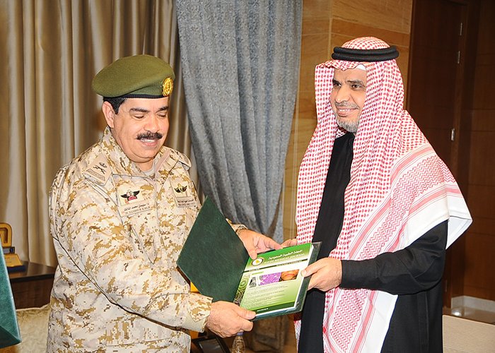cua_gov_sa's tweet photo. ⁧#وزير_التعليم⁩ يوقع اليوم اتفاقية تعاون مع مدير الخدمات الطبية للقوات المسلحة ضمن المرحلة الثالثة من برنامج ⁧#وظيفتك_بعثتك⁩ https://t.co/zPzWa2Cfam