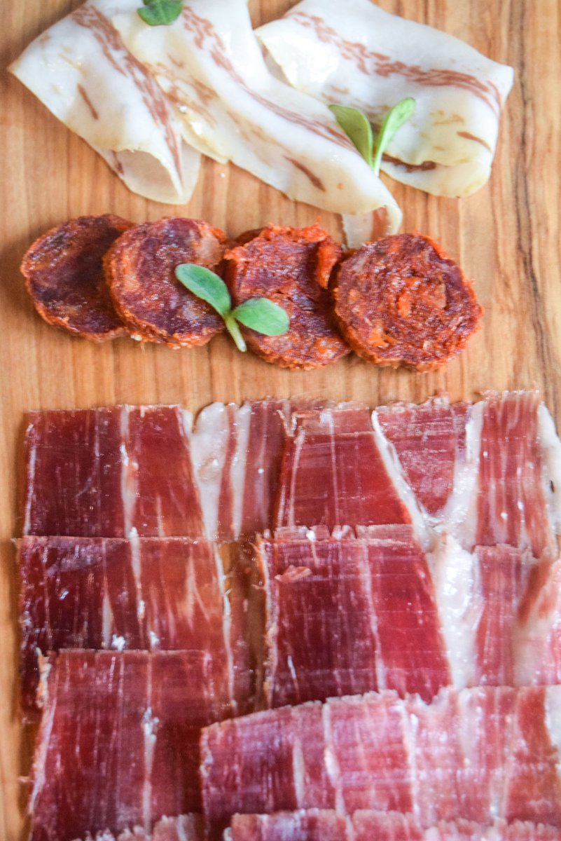 TuscanBistro's tweet photo. La combo #pranzo di questa settimana è carica di #TuesdayMotivation: tagliere misto di affettati @JamonJoselito con @BIRRA_BVS Cetica! 🍺😋 https://t.co/io8p7fO7hm