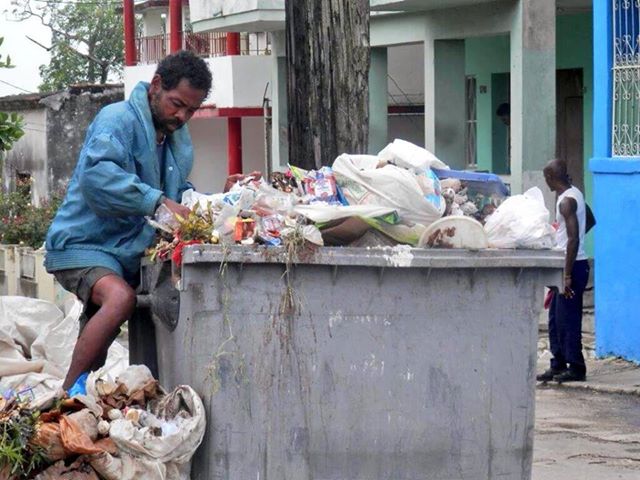 Cubanoselmundo's tweet image. #Cuba En 57 años de historia de revolución de #FidelCastro, nos enseñó: Multiplicar los pobres para repartir igualitariamente la miseria