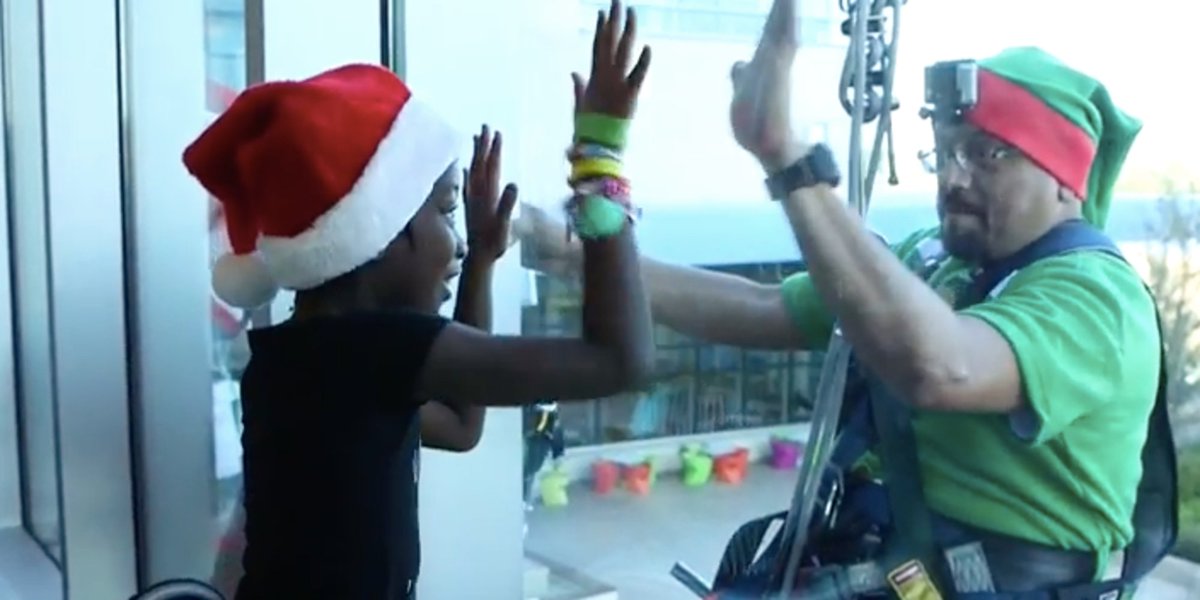 HarrisonsWCC's tweet photo. Hospital Surprises #Kids With Window-Washing Santa And Elves https://t.co/kcyxRXKSjH #christmasspirit #parents #windowcleaning #hwcc https://t.co/ueAqr7LrQv