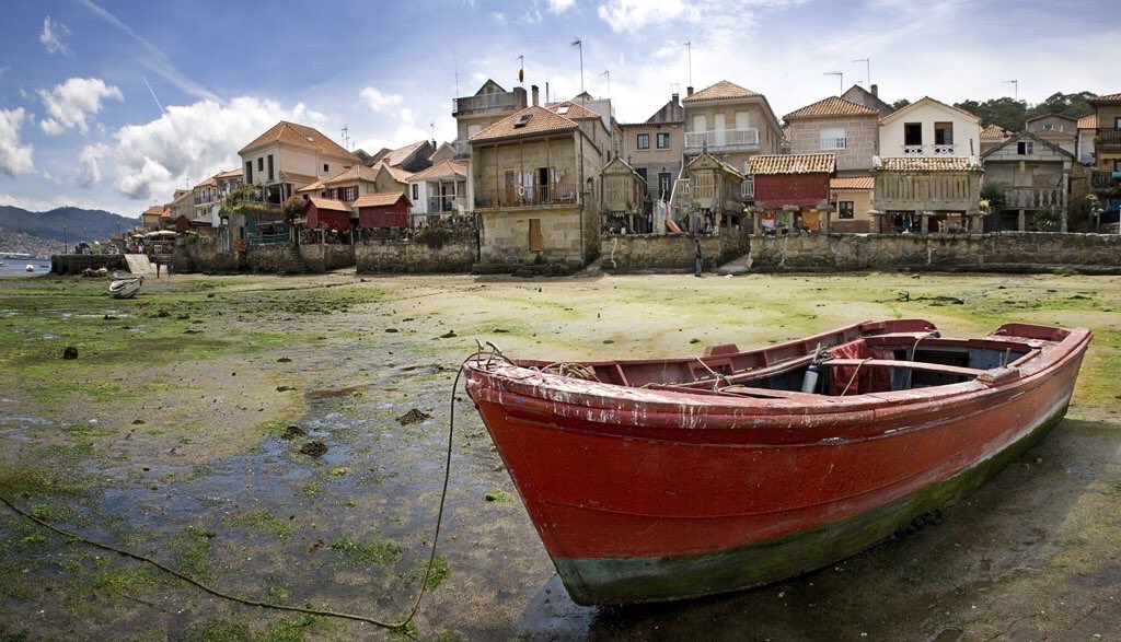 SitiosdeEspana's tweet photo. 🏘 Combarro (#Pontevedra), un pueblo tan marinero, que sus calles "desembocan" en el mar: https://t.co/BWqBPB9VB6 https://t.co/5CoNL9xf2x