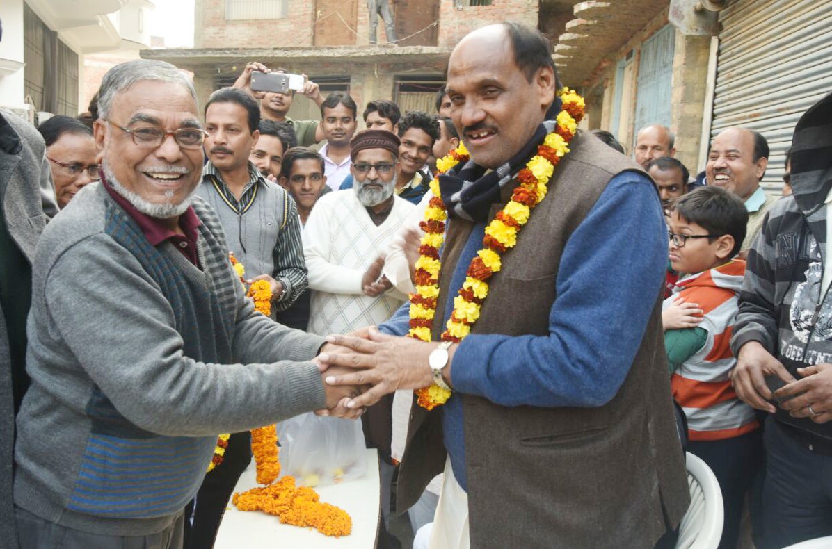 dpysp's tweet photo. 27 दिसम्बर 2016 को मोहल्ला जालंधरी, सदर आजमगढ़ में जनता से मुलाक़ात करके उनकी समस्या सुनते हुए वन मंत्री दुर्गा प्रसाद यादव । https://t.co/3i3voilcyh