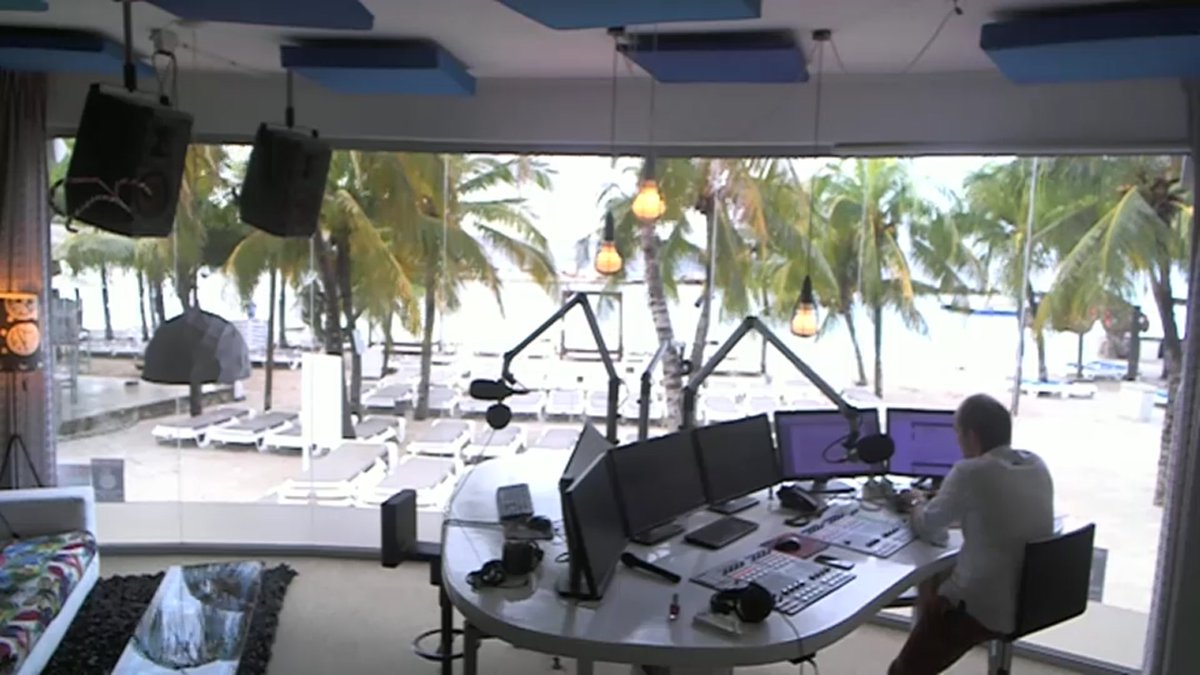 RichardLamb's tweet photo. Vandaag tussen 13-14u de #TrendsVerwachting2017 op #DolfijnFM #Korsow #Bonaire. Meekijken => https://t.co/nDgusKwx4j https://t.co/kQ1bJJfW9g