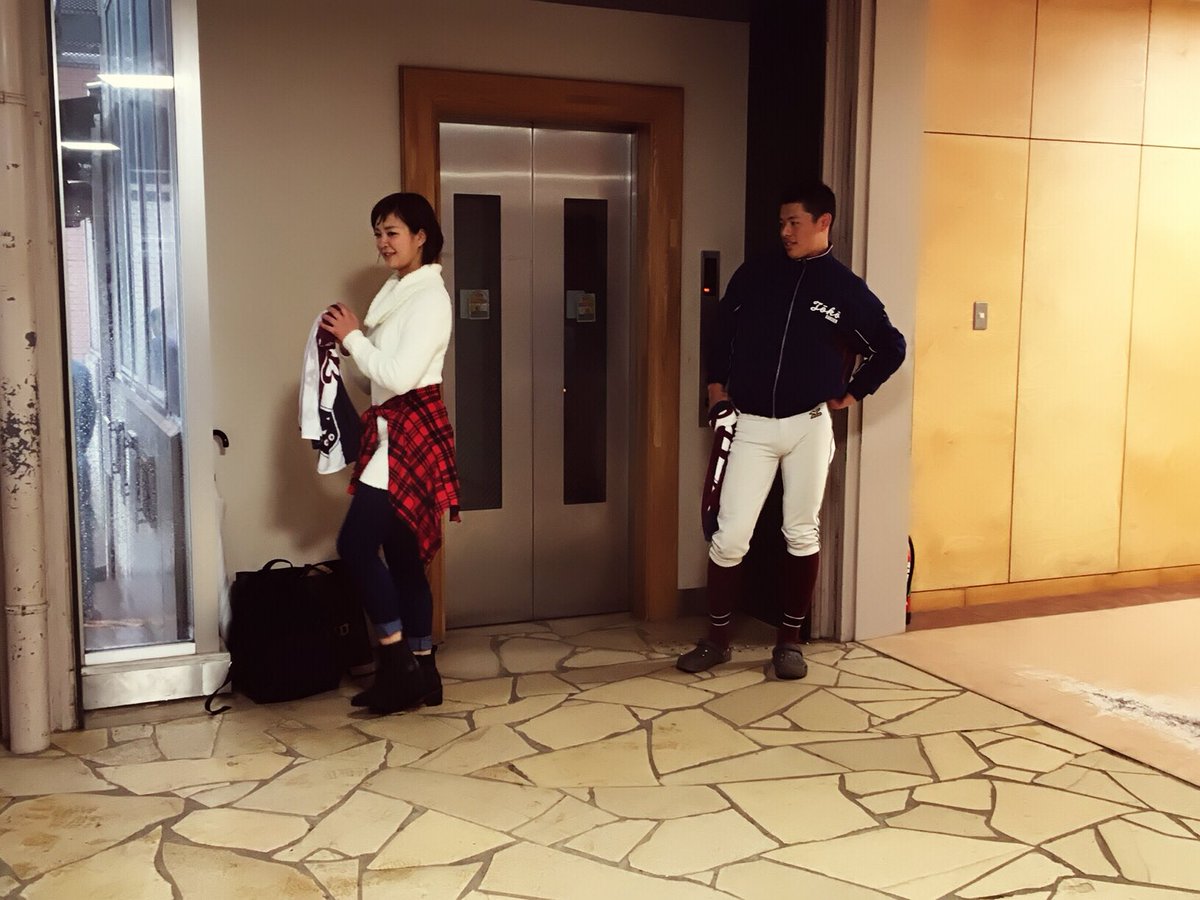azumacks's tweet photo. 桐光学園のサブマリンこと中川颯くんに、アンダースローを伝授して頂ました⚾感激💓私の #めざせ始球式 #めざせ100キロプロジェクト もアンダースローで挑戦しようかな笑？スーパー神対応の中川くん、これからも応援してます☺♪桐光ファミリアの皆様もありがとうございました！ #高校野球 https://t.co/LFAWtXONfF