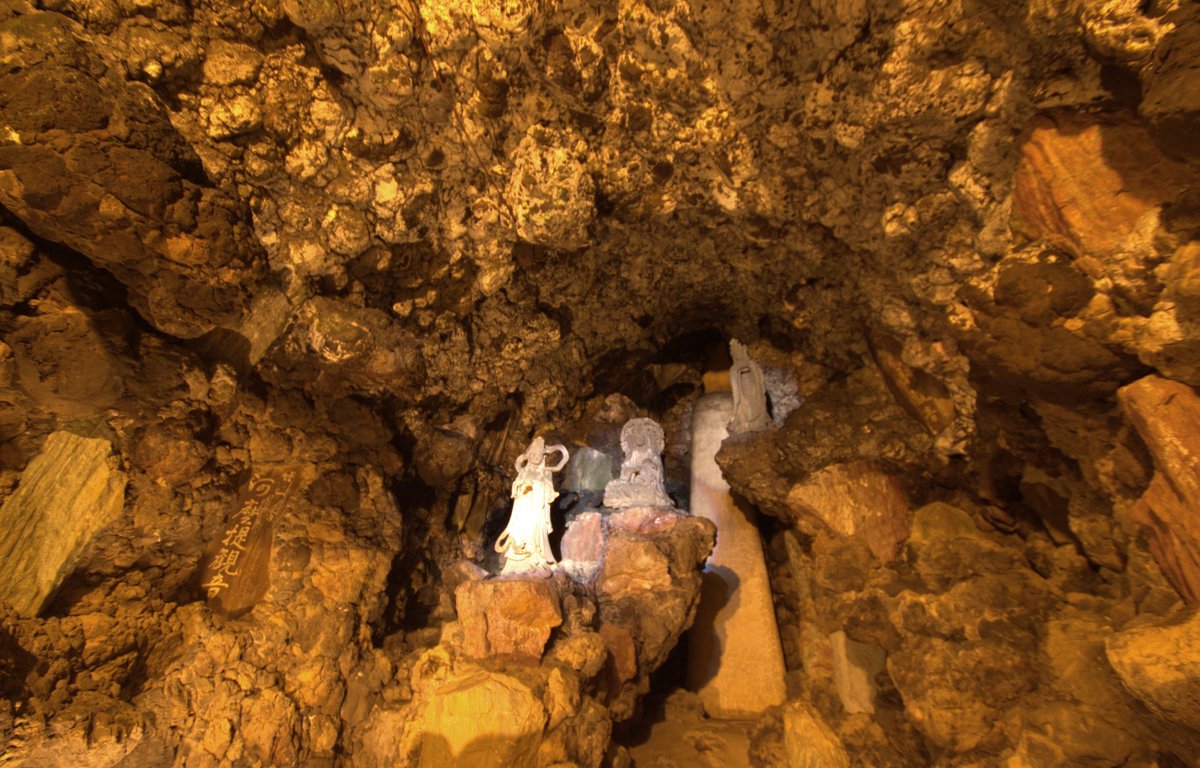 洞窟と  観音様？ 洞窟観音 | 洞窟観音 徳明園 山徳記念館 公式ホームページ | 群馬県高崎市