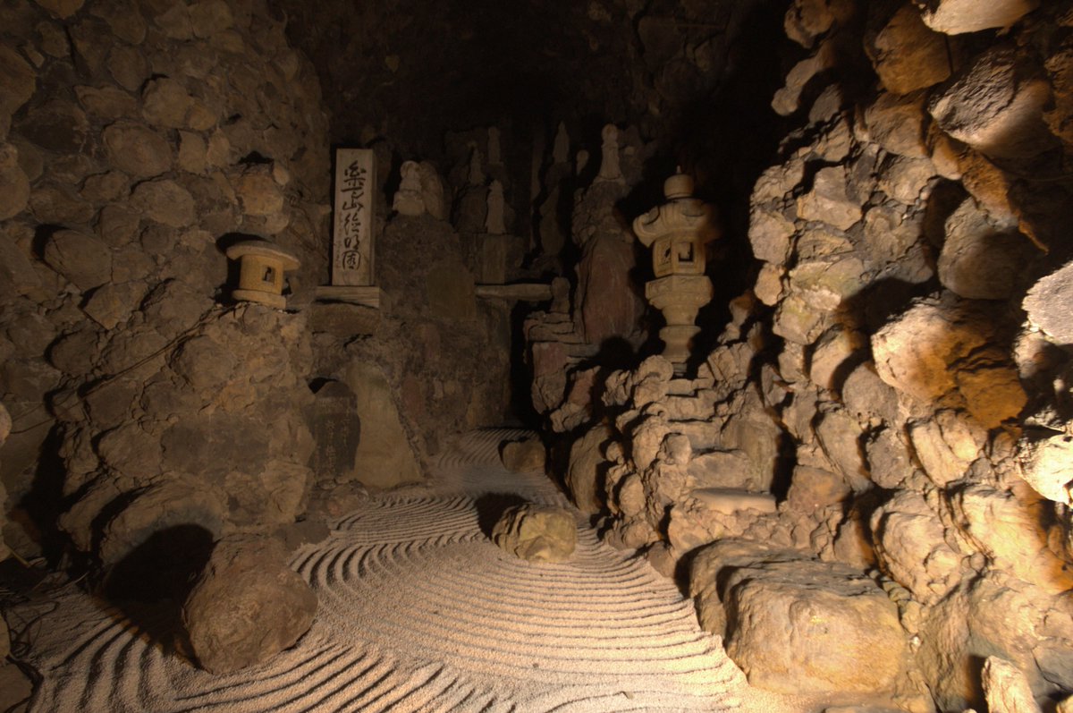 高崎洞窟観音。300m続く洞窟の中に沢山の観音様。穴×仏×珍といった
