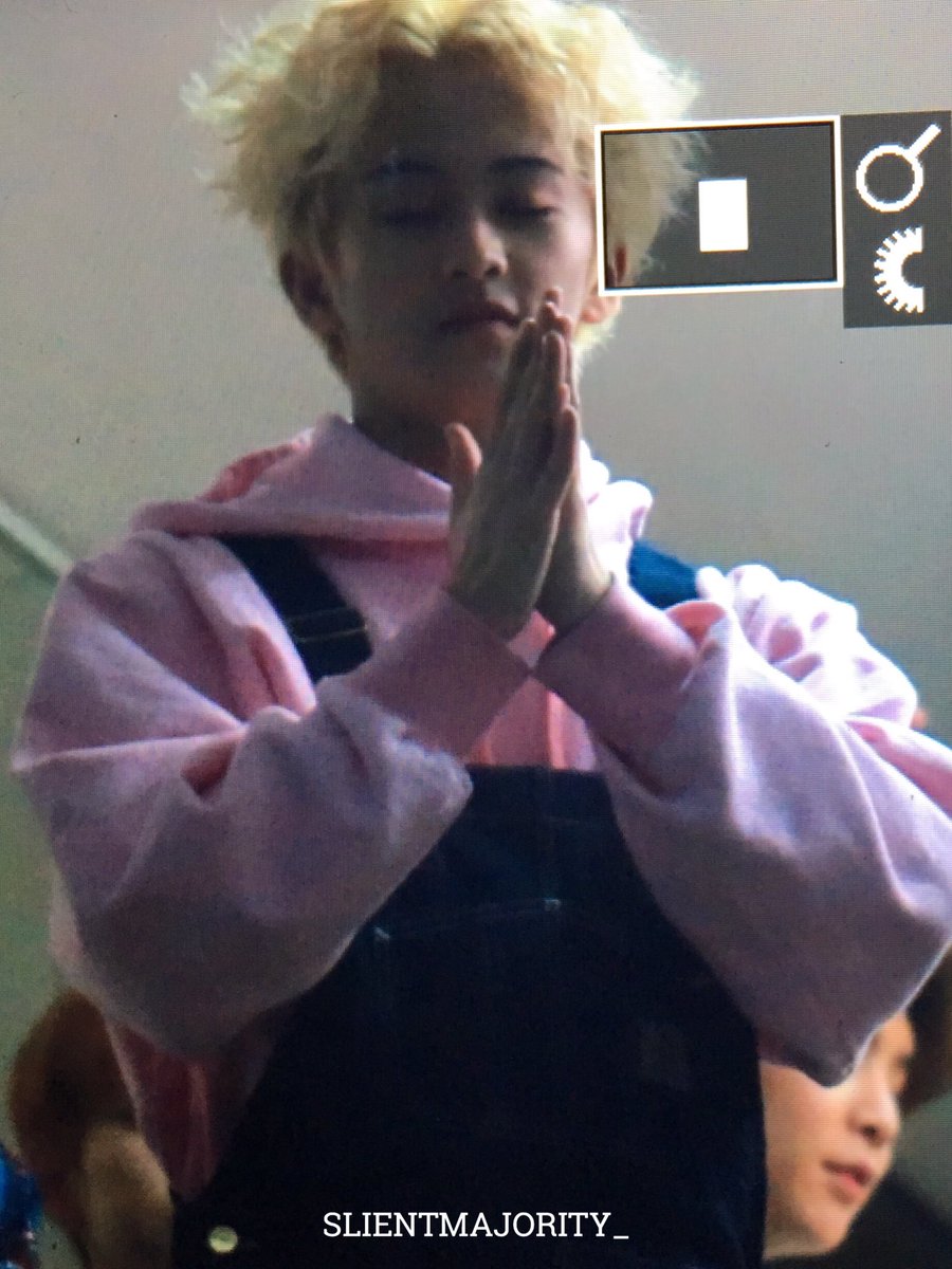 SLIENTMAJORITY_'s tweet photo. 161227 수고했어 ~~preview #marklee #마크 https://t.co/MLI7PoxegN