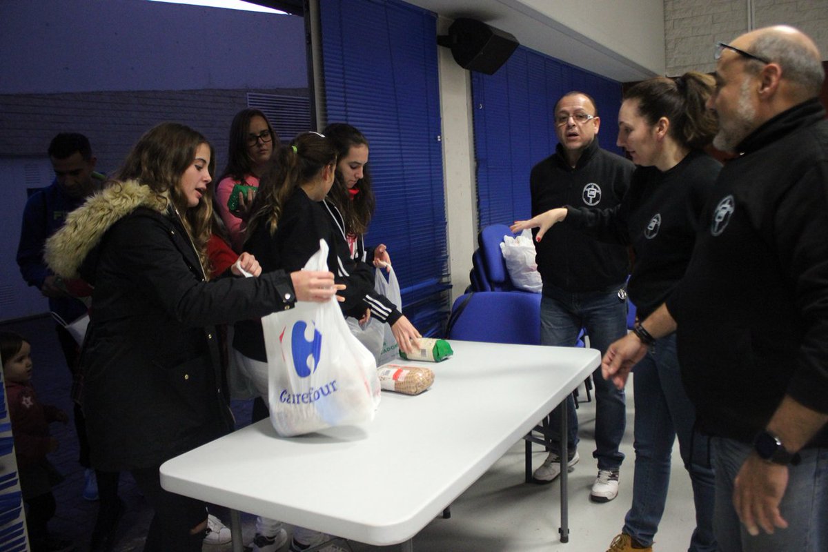 El <a href="/cbalmeria/">CB Almería</a> recoge 4.500 kilos de comida en el Programa ‘En Navidad, Baloncesto y Solidaridad’ cbalmeria.es/cb-almeria-rec… #goCB