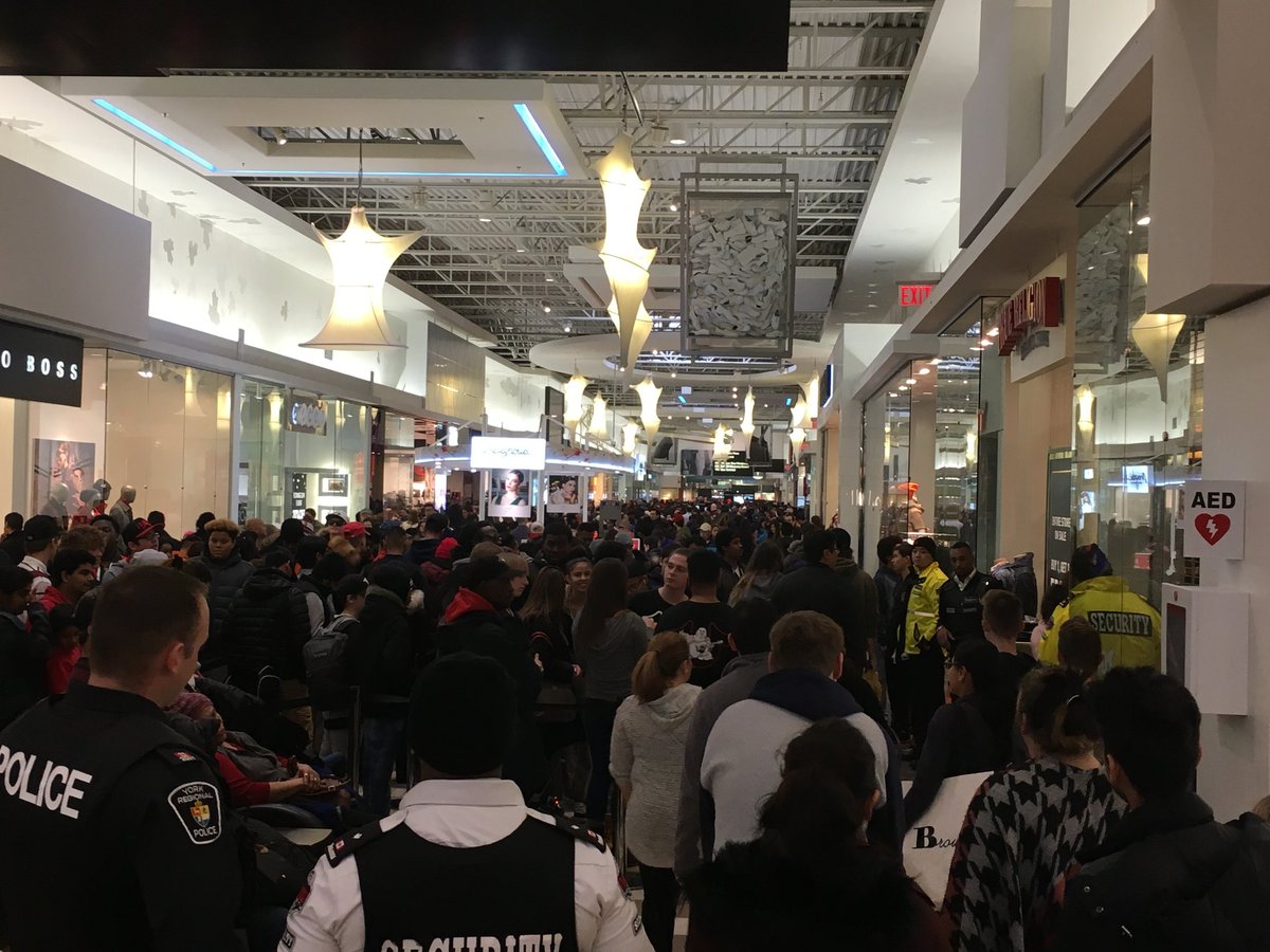 GeorginaReportr's tweet photo. Boxing Day @vaughanmills https://t.co/GnDQbNg7hw