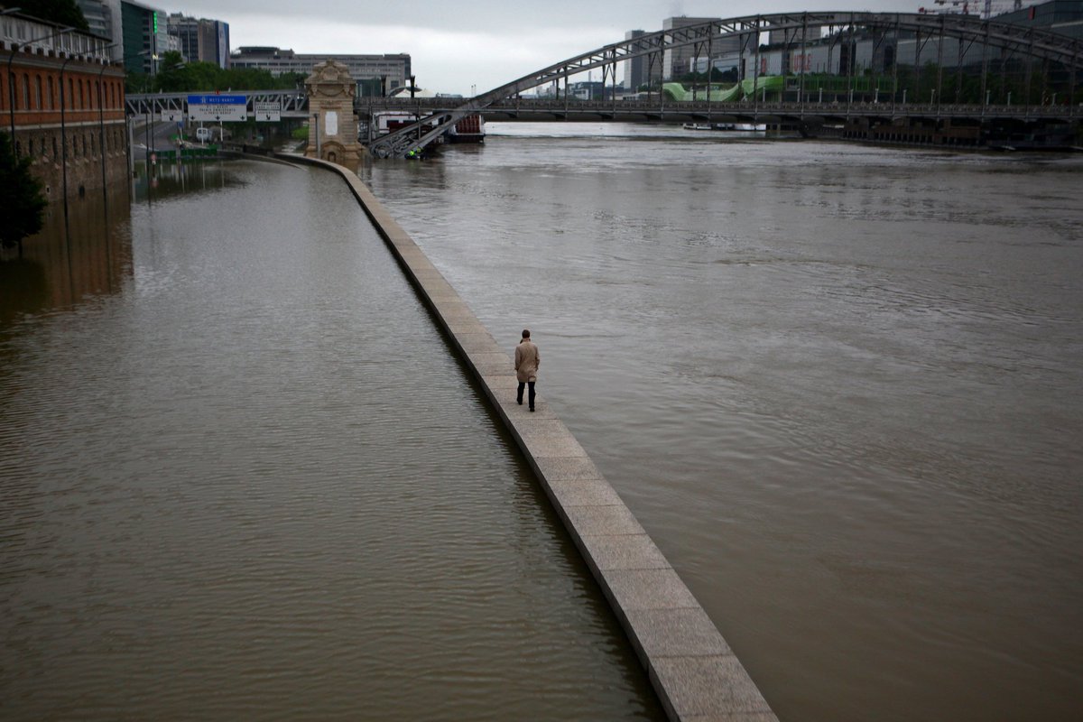 ludoFJ's tweet photo. j'avais jamais vu cette photo assez folle des inondations de Paris.
(et j'ai mis du temps à reconnaître le quartier aussi...) https://t.co/Gw3NDiHDsk