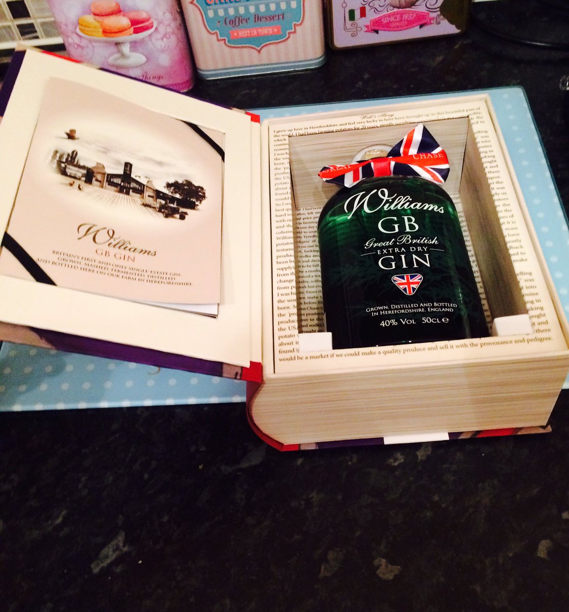 Vicyah's tweet photo. @WilliamsGin #amazingpresent #bestbrother #bestsisterinlaw @JoeMc22LFC https://t.co/CI9MxqWRZy