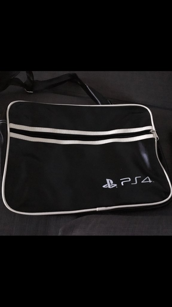 CybaSports's tweet image. Ne vs emballez pas comme cela.
Déjà le pack PS4 c'est le mm pack qu'on fait gagner dans l'ofc: sacs et goodies en tout genre ;) #demainlaps4