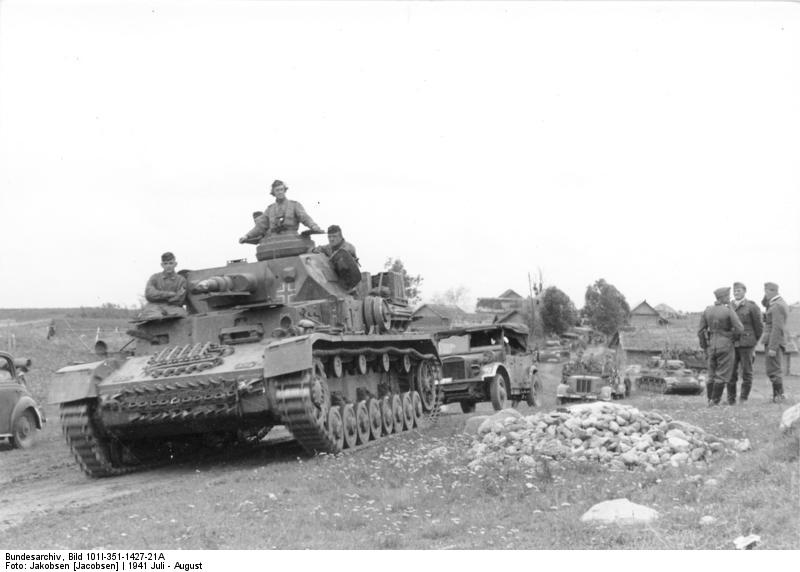 IIIReichguerra's tweet photo. ±18/8/1941,URSS: el avance nazi hacia el sur amenaza en abrir brecha entre los Frentes de Centro y Reserva.Los rojos no consiguen detenerlo. https://t.co/lgRCF0NhJU