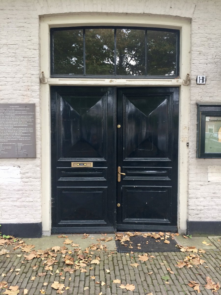history_design's tweet photo. Front door (1880) heavily sanded down in the past, but found tiny bits of original dark teal! #architecturalpaintresearch @monumentenbezit https://t.co/PmZdbk6vAe