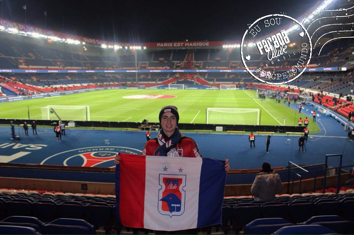 ParanaClube's tweet photo. Olha aí o Lucas representando com nossa bandeira lá no Parc des Princes, França. #PRCpeloMundo #PRC2016 #ParanáClube https://t.co/k5Y0Iyl6xG