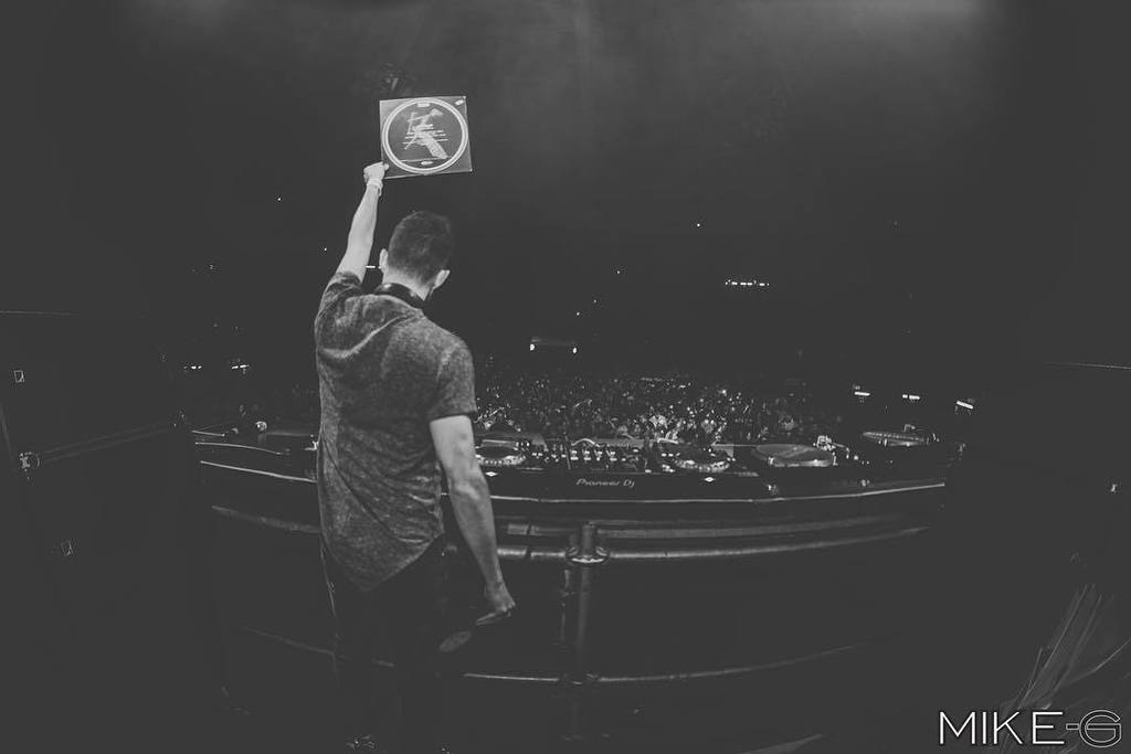 albertneve's tweet photo. Give me a vinyl and I'll rule the world #albertneve #neveontour #madrid #10adm #cubierta #… https://t.co/by0CSyLZjV https://t.co/dJhhjzAHQt
