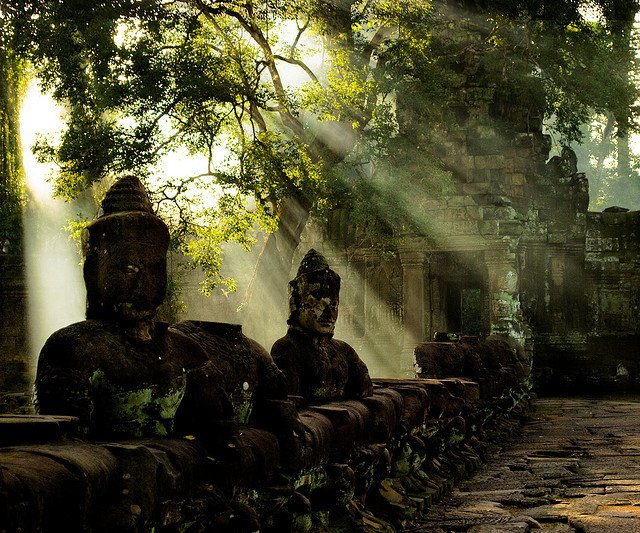 【プリヤ・カーン＠カンボジア】

アンコール遺跡の一つで、仏教とヒンドゥー教の習合寺院である
名は「聖なる剣」を意味し、かつて境内で発見された剣に由来する。
アンコール・トムの北東に位置する。