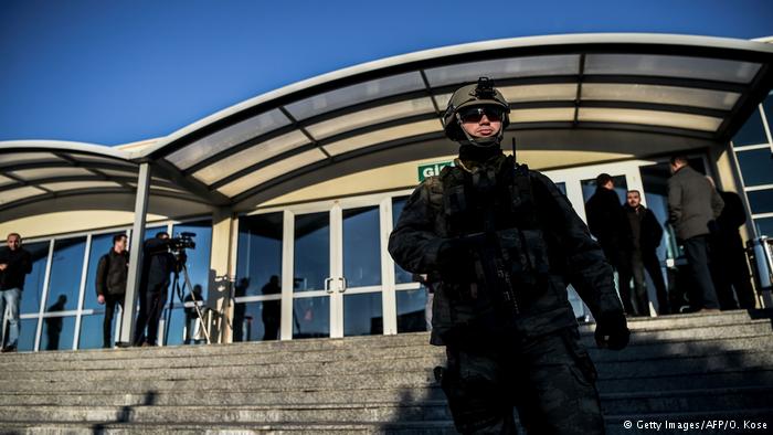 dw_bhs's tweet image. Najveći #sudskiproces protiv turskih policajaca zbog navodnog učešća u nespjelom vojnom puču. Prijete im dugogodišnje zatvorske kazne.