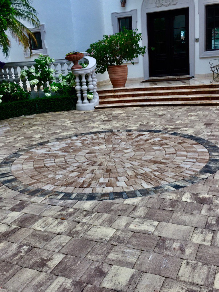 DrivewayByShosh's tweet photo. Romanesque Circle Driveways by Shosh #beautifuldriveways #miamidriveway #Paver  #Driveways #Drivewayinstaller https://t.co/fNZyHH2jpn