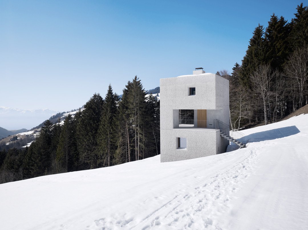 Wohnen am Skihang. Was nach Schutzhütte anmutet entpuppt sich als kleines Ferienhaus mit Wellnessbereich: bit.ly/2iaErvc