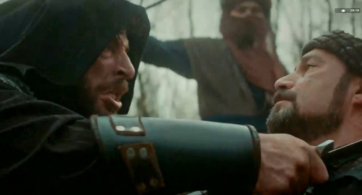 Bu adama iyi bakın.
Cami duvarına işediği için eceli geldi sayılır.
Hiç kimse Çavdarların Beyi Urala bıçak çekemez...