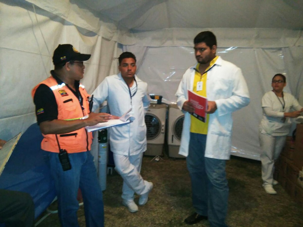 Riesgos_Ec's tweet photo. Coordinamos acciones de seguridad en el puesto de mando unificado PMU del campamento #JamCamEcuador #Samanes https://t.co/5vbD19Nr0u