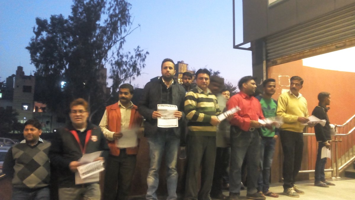 JP_Pwar's tweet photo. @DelhiPCC अध्यक्ष @ajaymaken जी के आदेशानुसार मादीपुर मेट्रो स्टेशन पर #ModiKa_भांडाफोड़ अभियान @MahabalMishra @kuljeet1969 @Kundra_Vishal https://t.co/r2Uj82GZWT