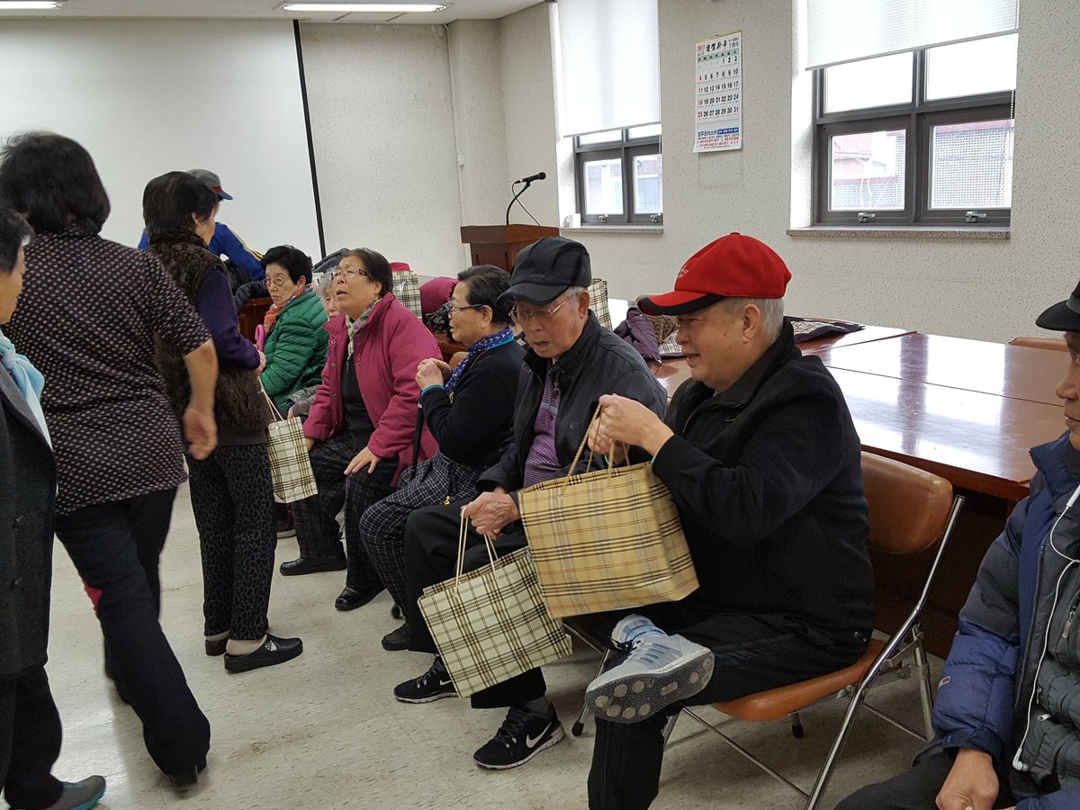 상대원3동 이미용봉사단에서 연말을 맞아 이미용봉사와함께 오신 어르신들께 사랑이가득한 간식과 커피믹스등을 30분께 나눠 드렸 습니다. 마음이 따뜻해지는 시간이었습니다~