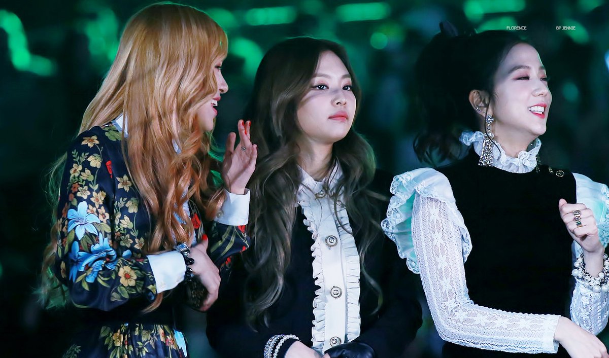 florence_JN's tweet photo. 161226 가요대전 #BLACKPINK #JENNIE #ROSÉ #블랙핑크 #제니 #로제 #사랑아제니해 
빅뱅 슨배님들 무대라 신나찌😜 (조명싸패;; https://t.co/3Z4QXDEzhE
