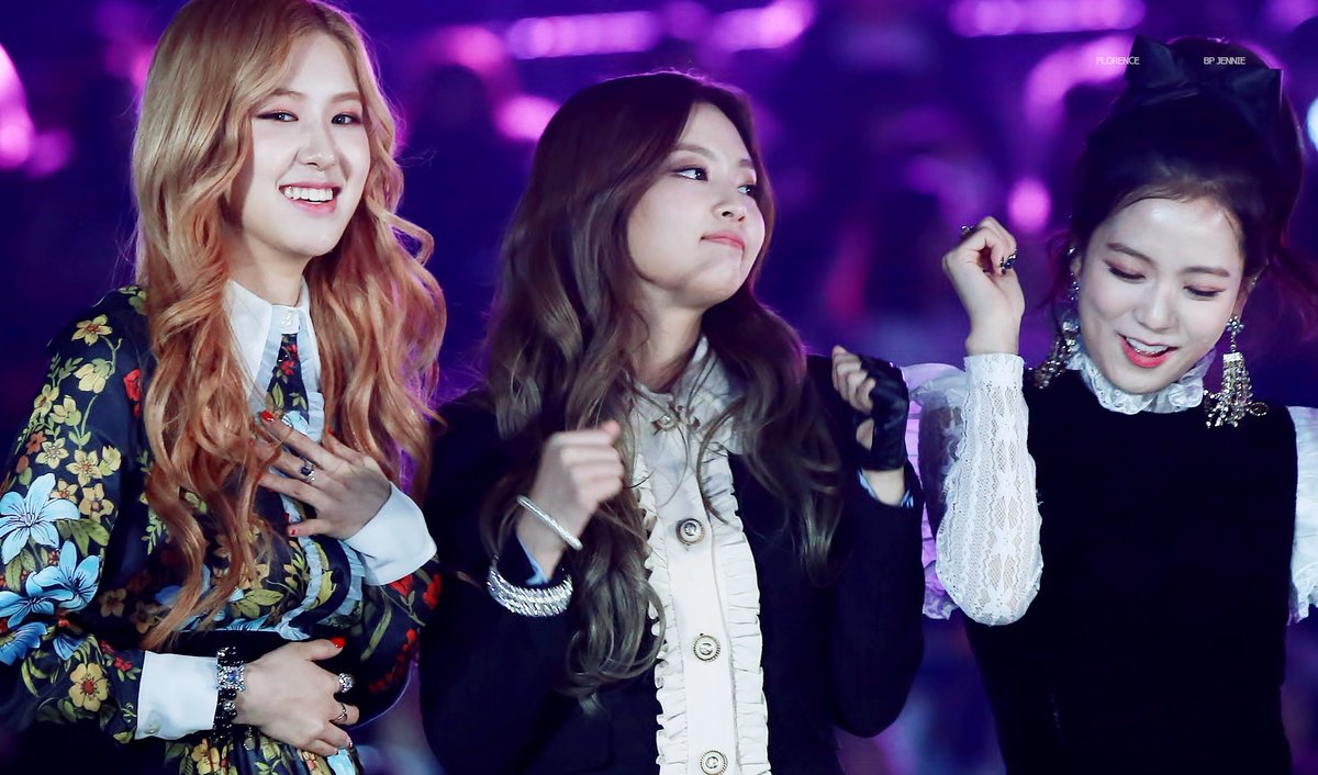 florence_JN's tweet photo. 161226 가요대전 #BLACKPINK #JENNIE #ROSÉ #블랙핑크 #제니 #로제 #사랑아제니해 
빅뱅 슨배님들 무대라 신나찌😜 (조명싸패;; https://t.co/3Z4QXDEzhE