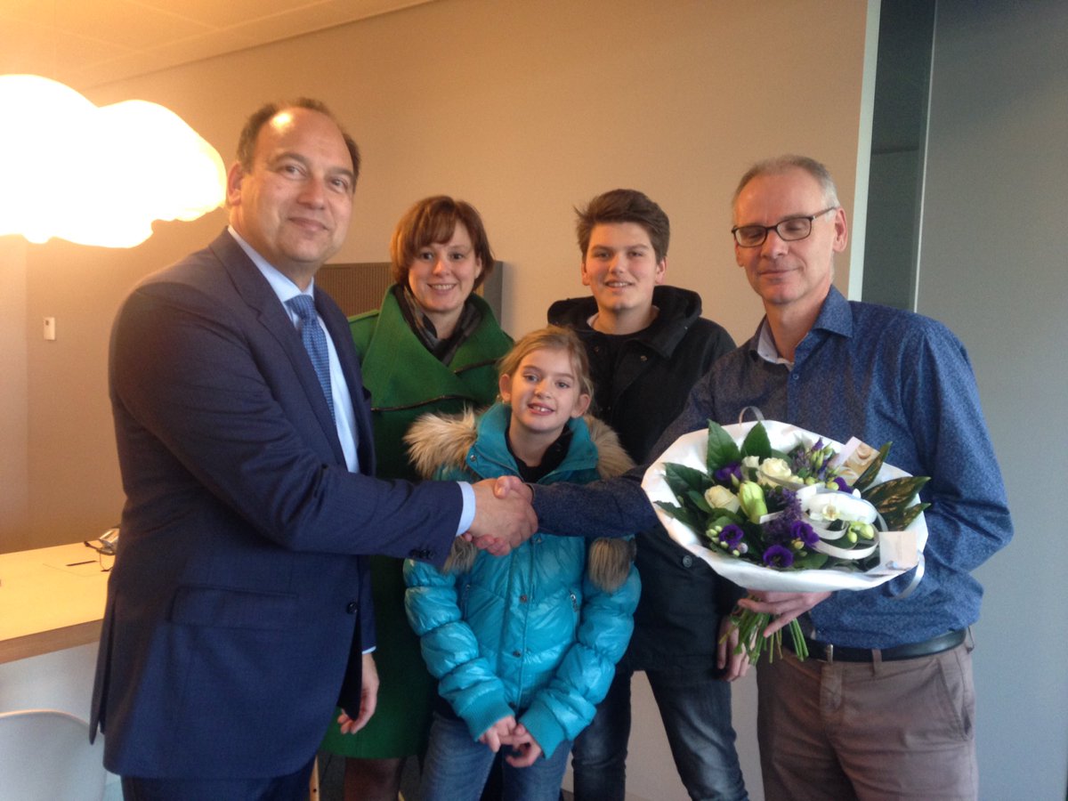 gem_montferland's tweet photo. Burgemeester in spe dhr. mr. P(eter) de Baat is vanaf vandaag officieel inwoner van de gemeente Montferland. Welkom! https://t.co/Oakv0c7PAy
