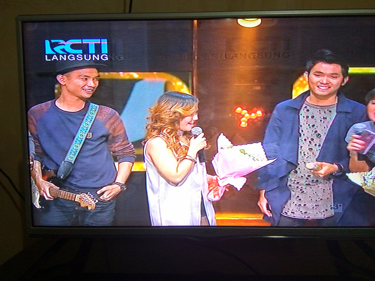 Walaupun ga lolos tp mas <a href="/AnangHijau_/">Anang hermansyah</a> kynya udh mau produserin nih,Keep Fighting @paris_band <a href="/anggie_paris/">anggie_paris</a> <a href="/RisingStar_INA/">Rising Star INA</a> #RSILiveAudition2