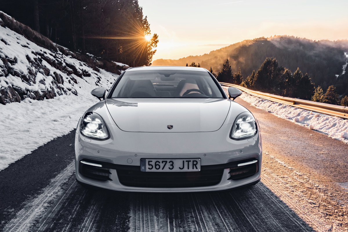 SergiColome's tweet photo. A la #nieve mejor con el #Porsche #Panamera 4S https://t.co/1Z1aFewu3l